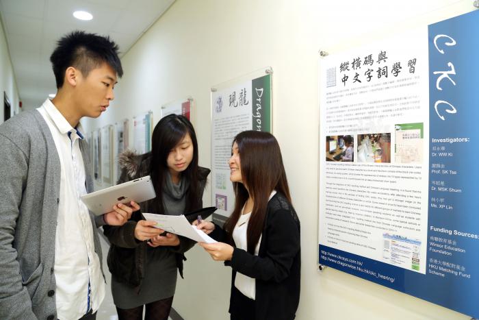 students are discussing in the hallway