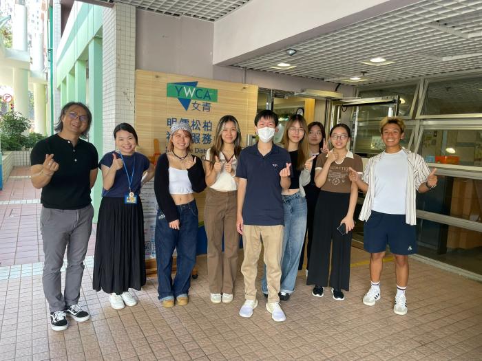 學生們拿著代表社會工作的大寫的 S 和 W